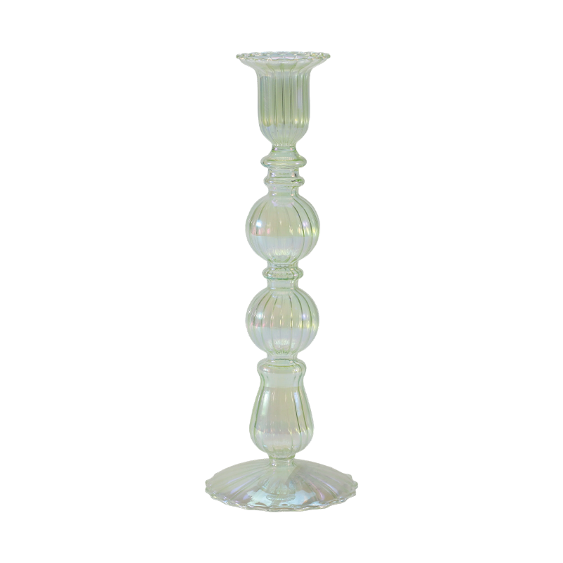 Colección de candelabros de vidrio delgados y apilados